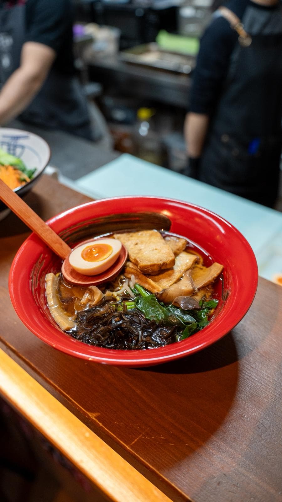 Ramen autentic servit