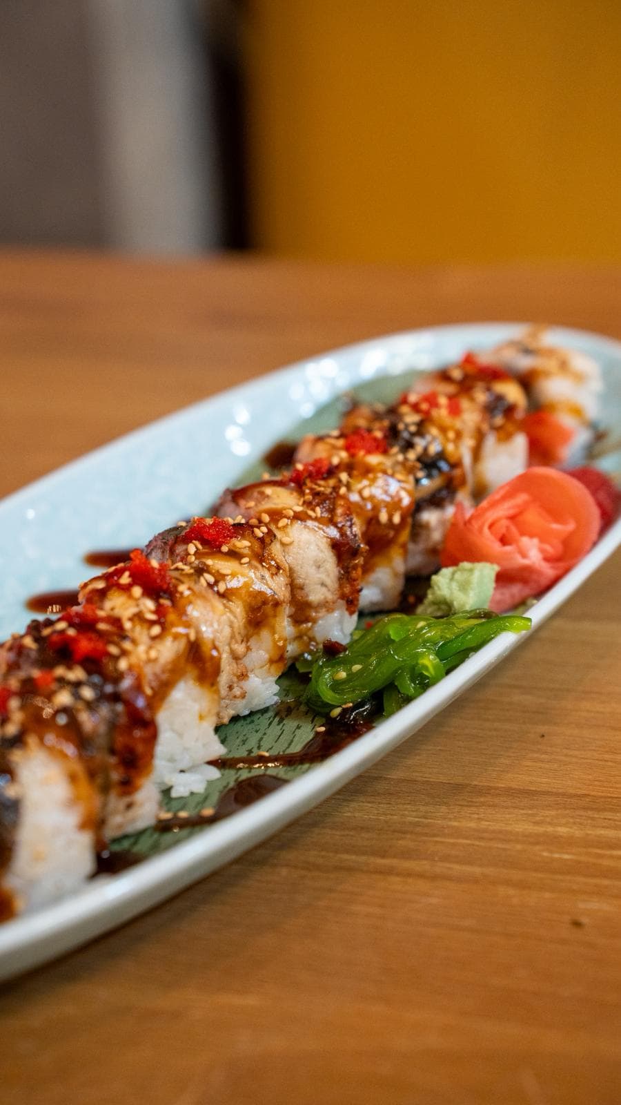 Sushi roll cu sos teriyaki