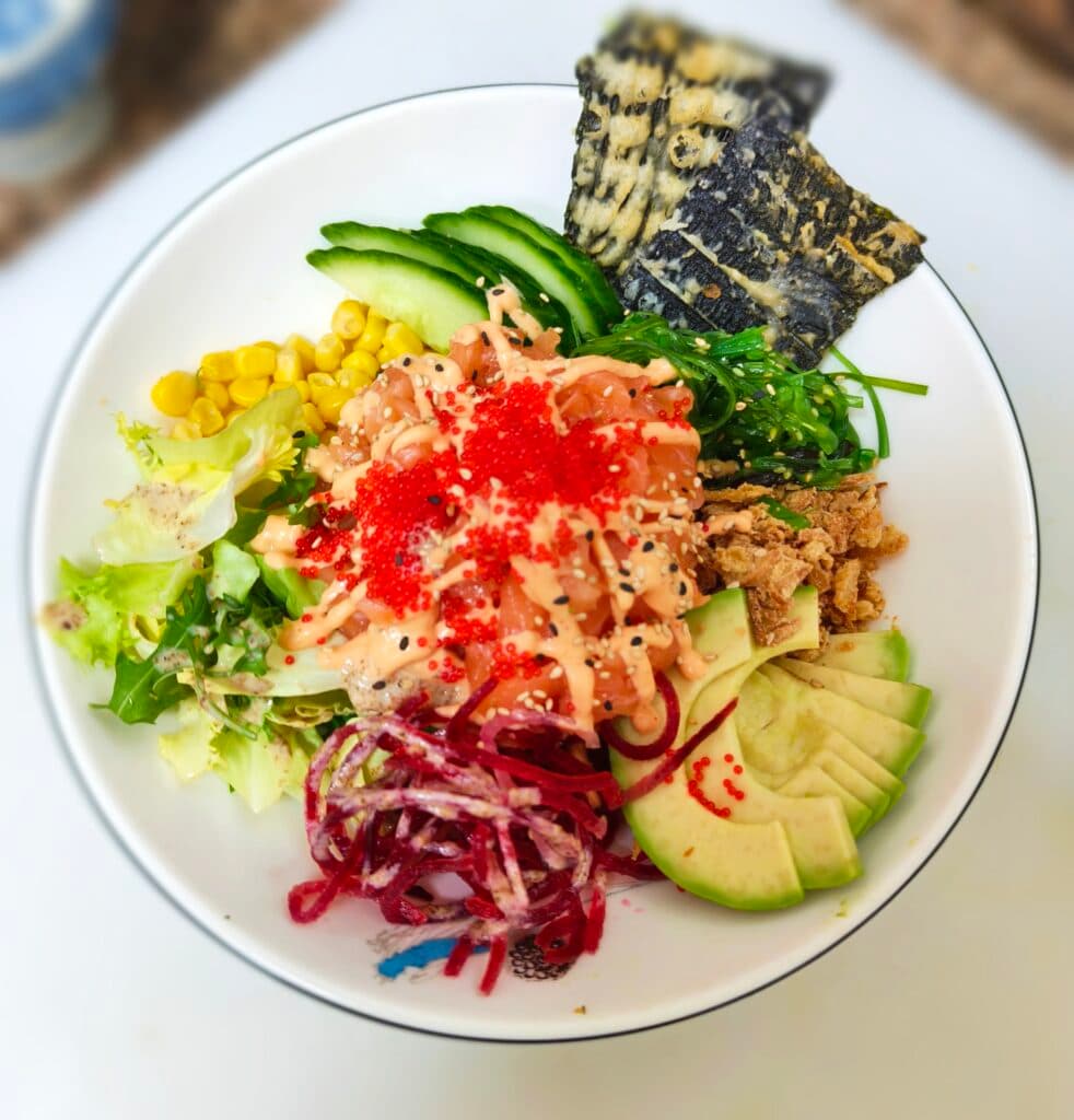 Poke bowl cu somon