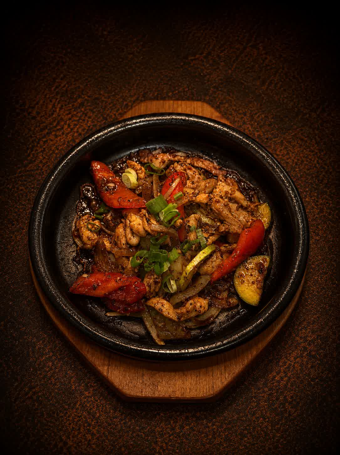 34. Dakgogi-bokkeum (Piper negru pui hot plate)
