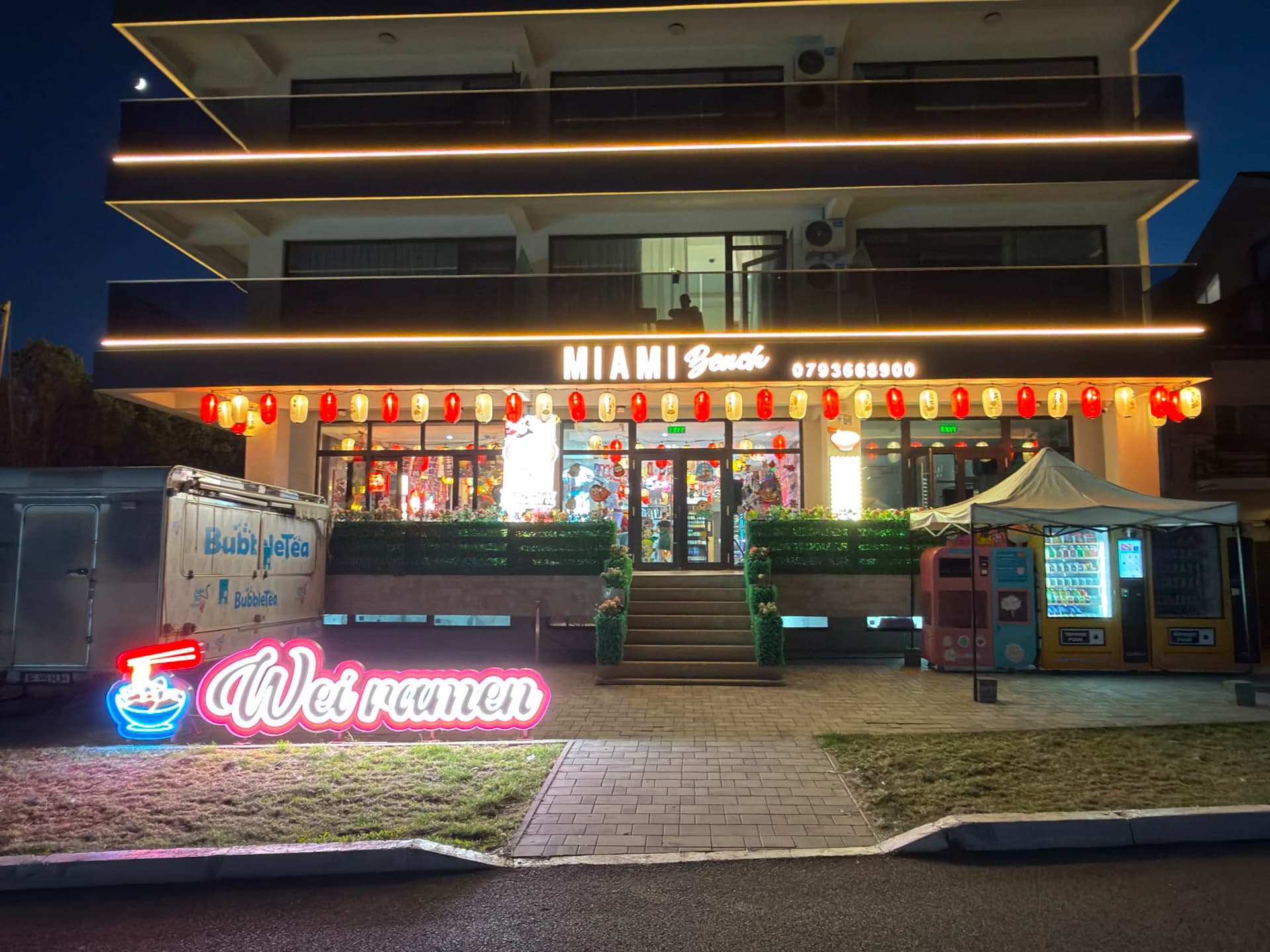 Wei Ramen Costinești noaptea, cu lampioane roșii și semnul de neon